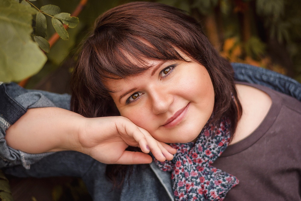 женщина брюнетка